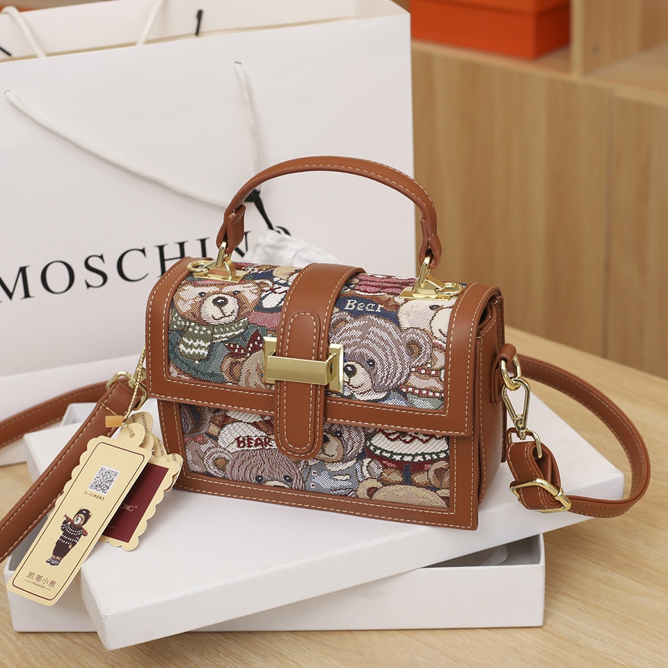 Túi Xách Dáng Vuông Nhỏ Thêu Hình Gấu Katy Cao Cấp Dễ Phối Đồ