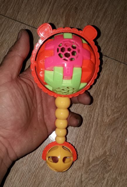 Một chiếc lắc nhạc_lục lạc bằng nhựa cho bé