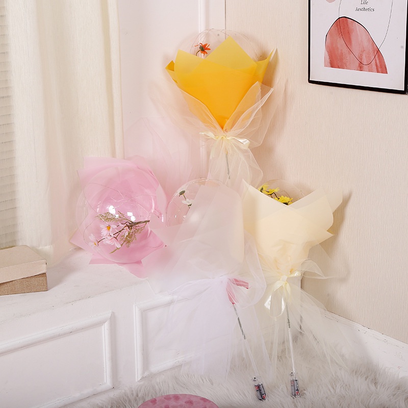 Bó hoa cúc giả trong suốt có đèn LED dùng làm quà tặng cho bạn gái