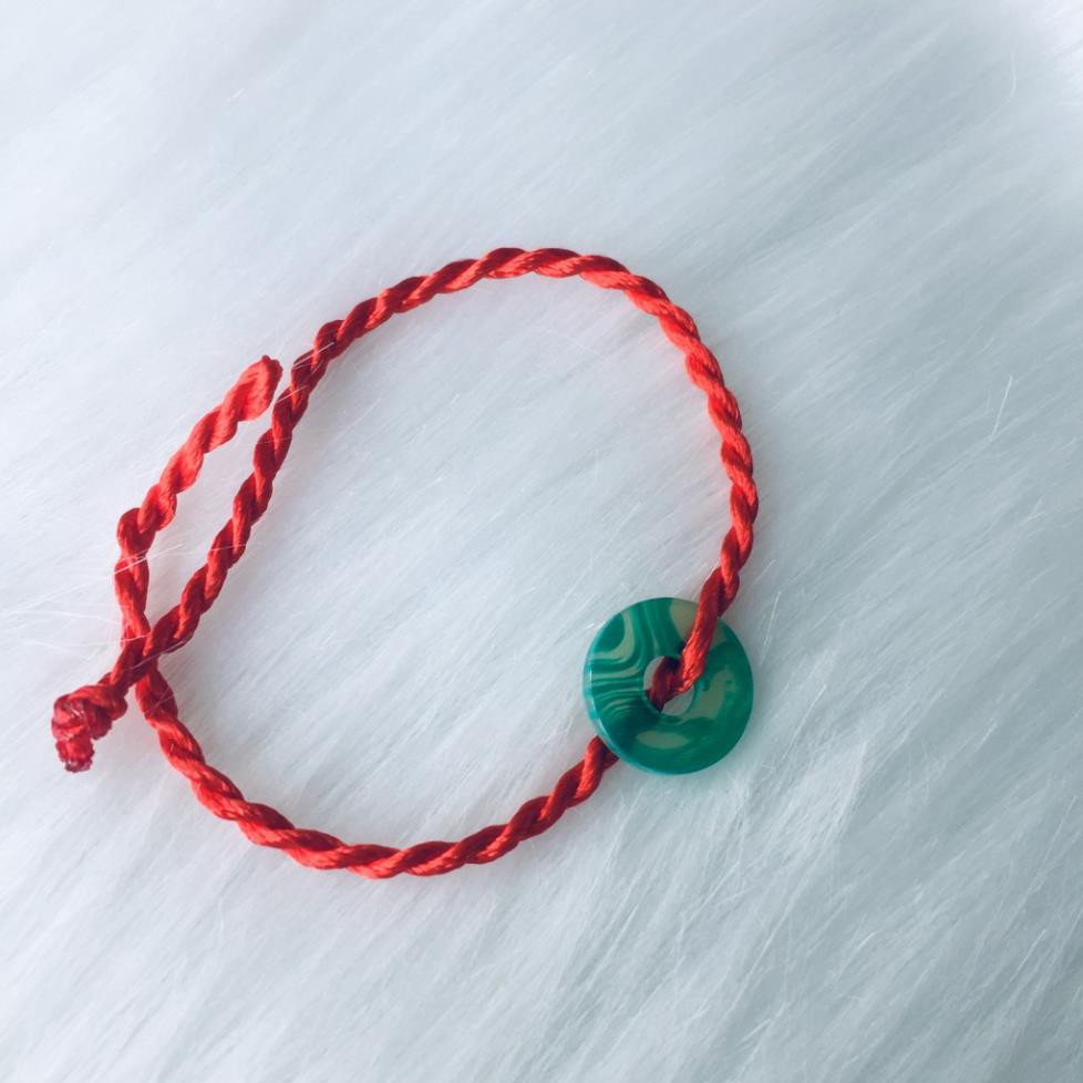 Vòng đeo tay chỉ đỏ Thái Lan, Mang lại may mắn và tình duyên.