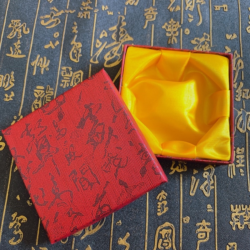 Hộp Thư Pháp lót vàng đựng vòng tay đồ phong thuỷ