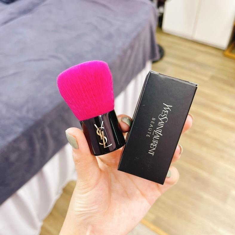 Cọ Kabuki của YSL đánh phấn bột, phấn má