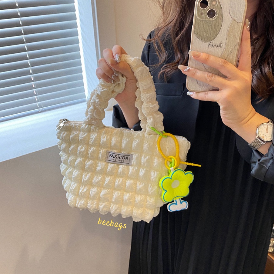 Túi Đeo Vai Vải Xốp Kèm Móc Khóa Xinh Xắn Màu Trắng Và Đen | TX40 | Túi Vải Cầm Tay Phù Hợp Mọi Outfit Đi Chơi, Cafe