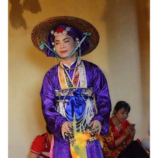 Đạo cụ hầu đồng - nón lá cổ