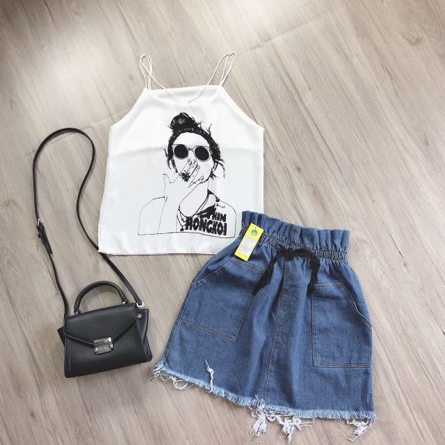 Chân váy jeans chữ A lưng cao dễ thương.