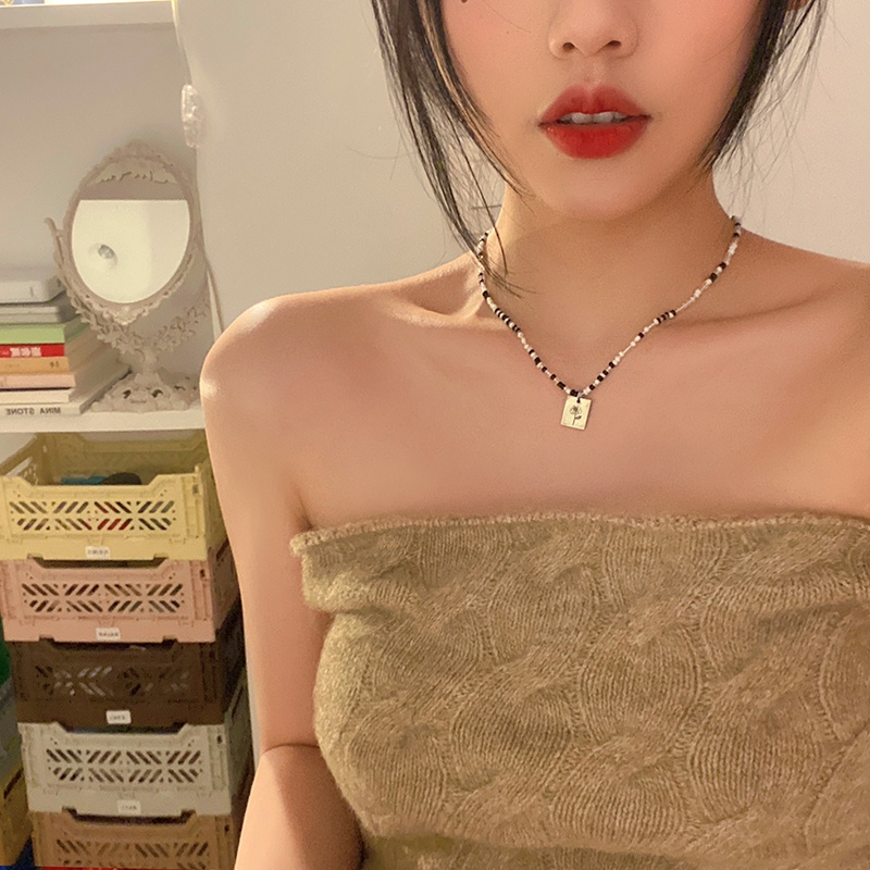 Vòng cổ Chuỗi Hạt Hình Hoa Màu Trắng Đen Phong Cách Cổ Điển