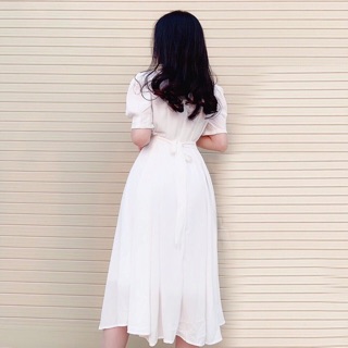Đầm trắng xoè cổ vuông