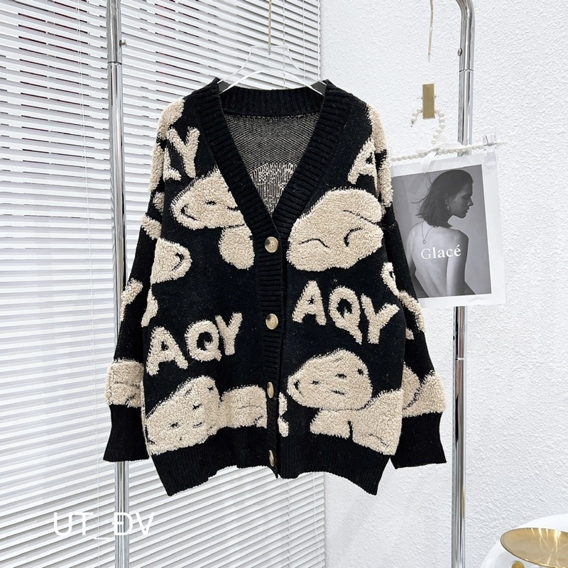 Áo khoác len cadigan gấu chữ AQY form rộng dáng dài dấu quần AK2134 - NhiNhi Shop