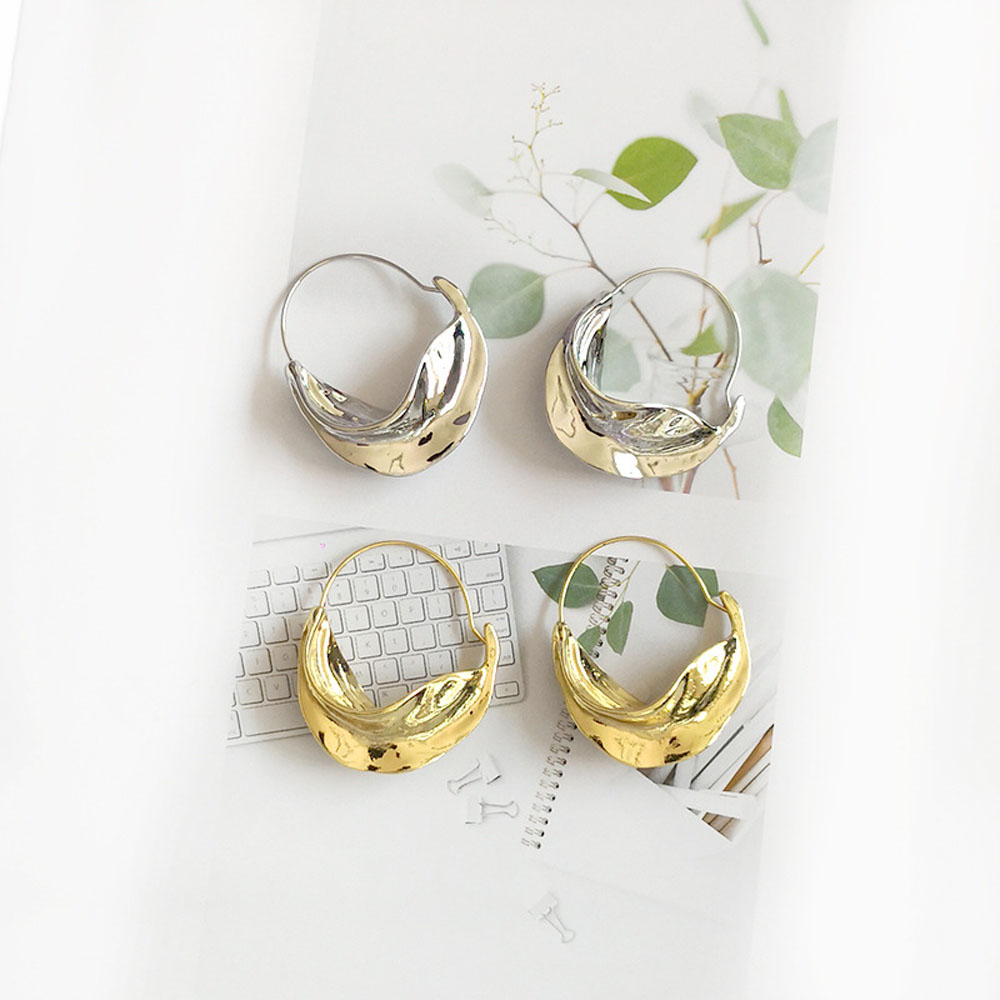 Khuyên Tai Nữ Trang Dáng Tròn Tạo Hình Độc Đáo