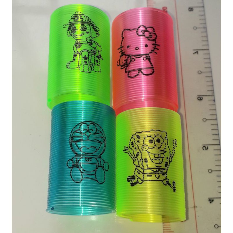 Một cái lò xo cầu vòng mini đường kích 3 cm và dài 42mm bằng nhựa in hình rất đẹp