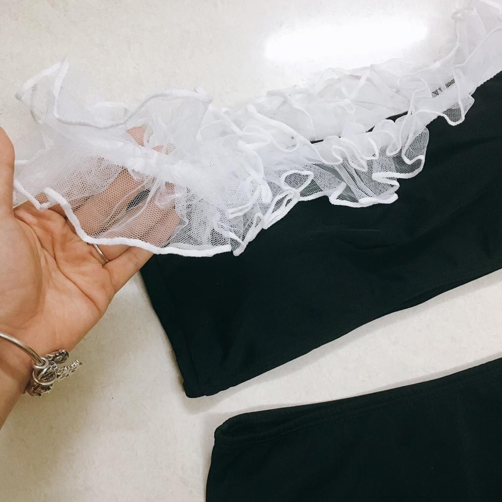 Bikini 2 mảnh đẹp dễ thương trễ vai bèo rúm trắng quần cạp cao xinh xắn | BigBuy360 - bigbuy360.vn