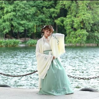 Hán phục đậu khấu niên hoa