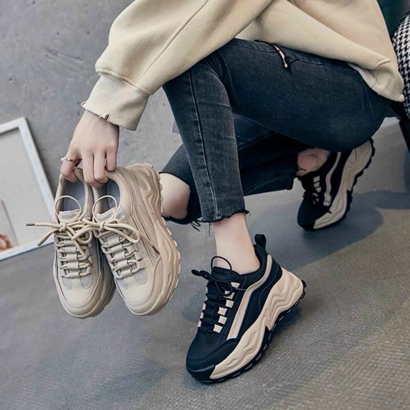 Giày thể thao cổ thấp da mịn pha đen kem đế dày cao - 4P