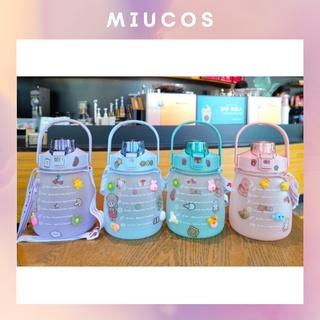 Bình đựng nước có ống hút, khi bật nắp có sticker siêu đáng yêu