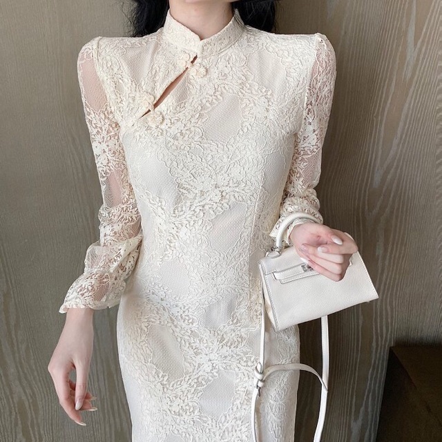 Sườn xám cách tân phối ren sang chảnh. Váy trắng ngà body xẻ tà đi tiệc cưới