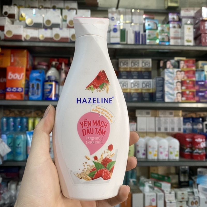 Sữa dưỡng thể trắng da Hazeline Yến mạch và dâu tằm 230ml (mẫu mới)