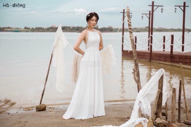 Đầm cưới cổ yếm dây
