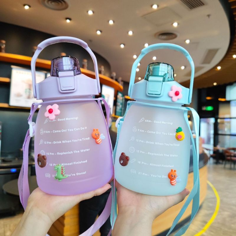 Bình nước cho bé đi học, có vạch báo giờ uống nước, tặng kèm dây đeo và ticker, thiết kế xinh xắn, chất liệu an toàn