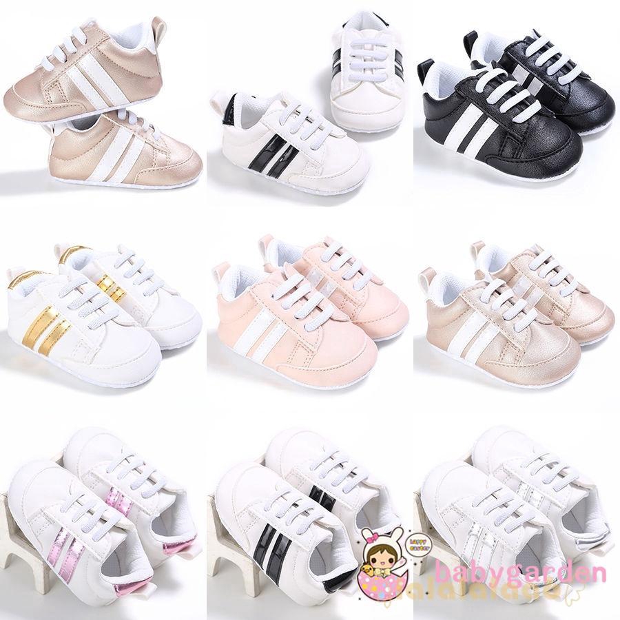 Giày sneaker viền sọc nổi bật xinh xắn cho bé sơ sinh