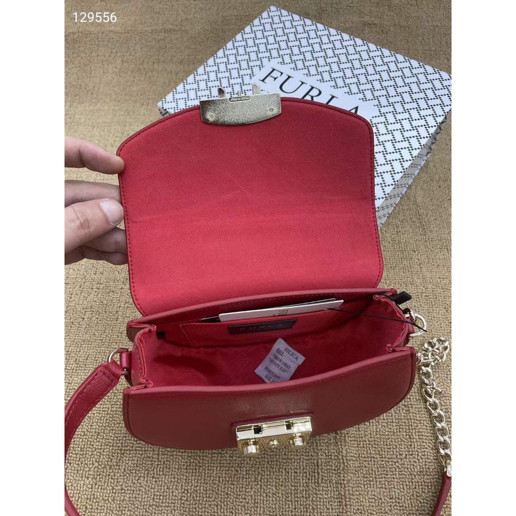 Túi đeo chéo nữ FUR_LA ME_TRO_POLIS  chi tiết chuẩn, từ đường keo mũi chỉ đến logo khắc đều sắc nét.