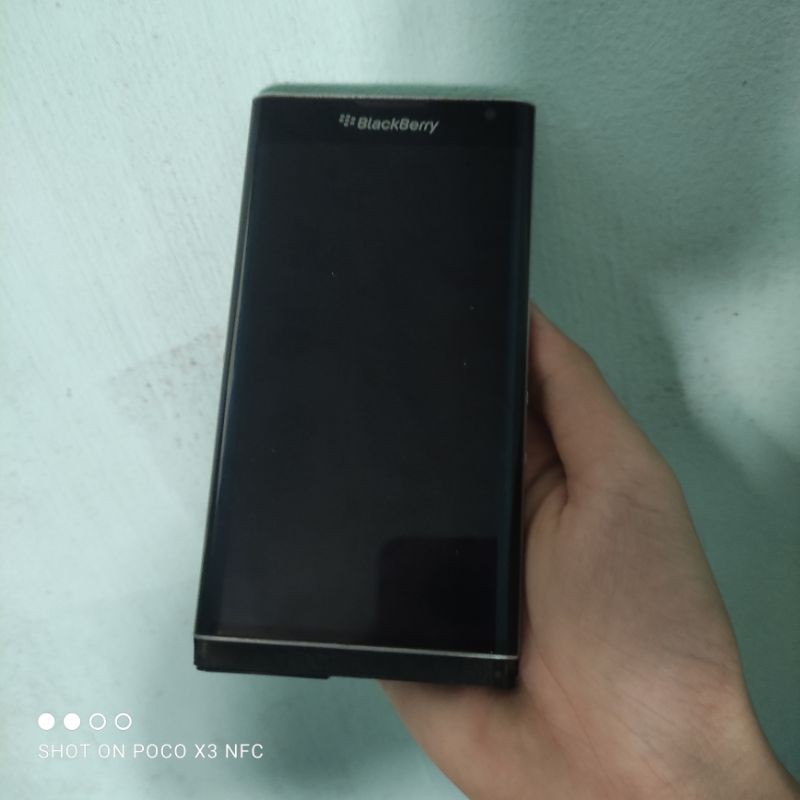 Màn hình kèm khung cho điện thoại Blackberry Priv cũ.