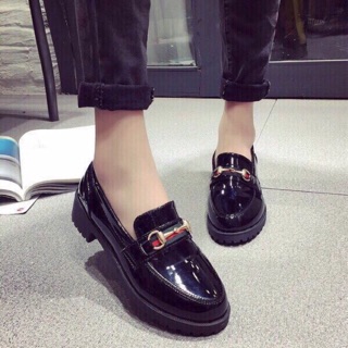 Giày tomboy da bóng huy hiệu kẻ