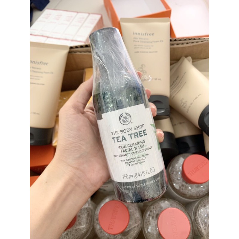 Sữa rửa mặt The Body Shop Tea Tree Skin Clearing Facial Wash