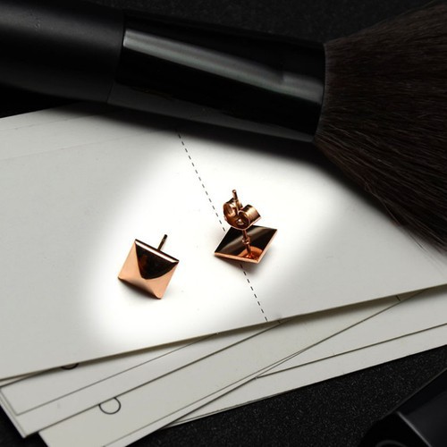 Bông Tai Nữ Hình Vuông Titan Ko Đen TT 2846