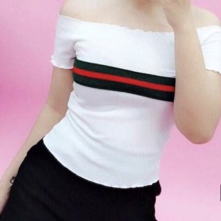 Áo thun nữ bẹt vai vải thun gân viền đỏ form 50 kg trở lại