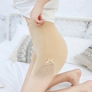 quần ren mặc trong váy