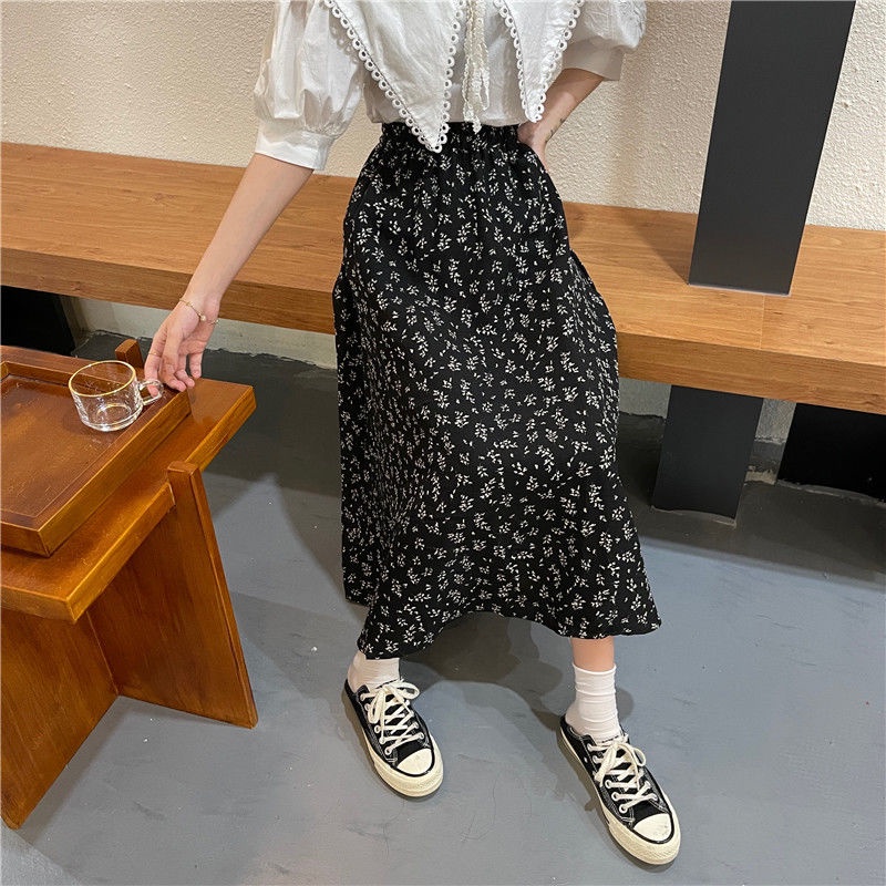 Váy lưng cao họa tiết hoa theo phong cách retro Hàn Quốc