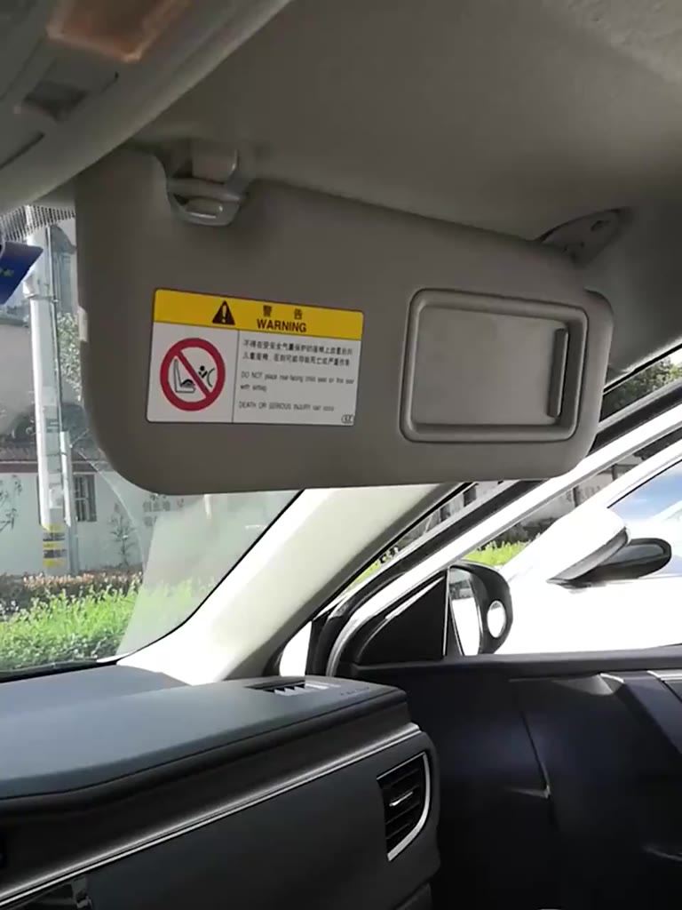 Gương trang điểm gắn tấm che nắng