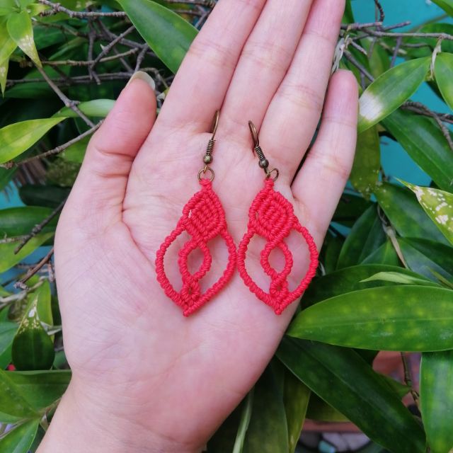 Hoa tai họa tiết lạ