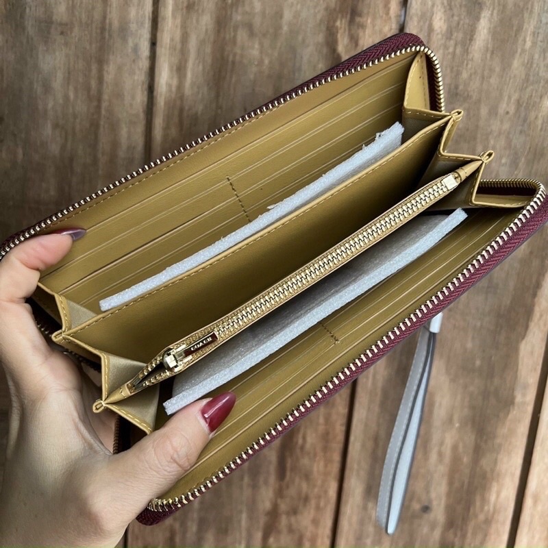 Ví nữ nhiều ngăn Coach da thật dáng dài kèm móc tay tiện dụng