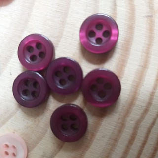 Nút nhựa 4 lỗ , size 8MM.(20 nút/5k)