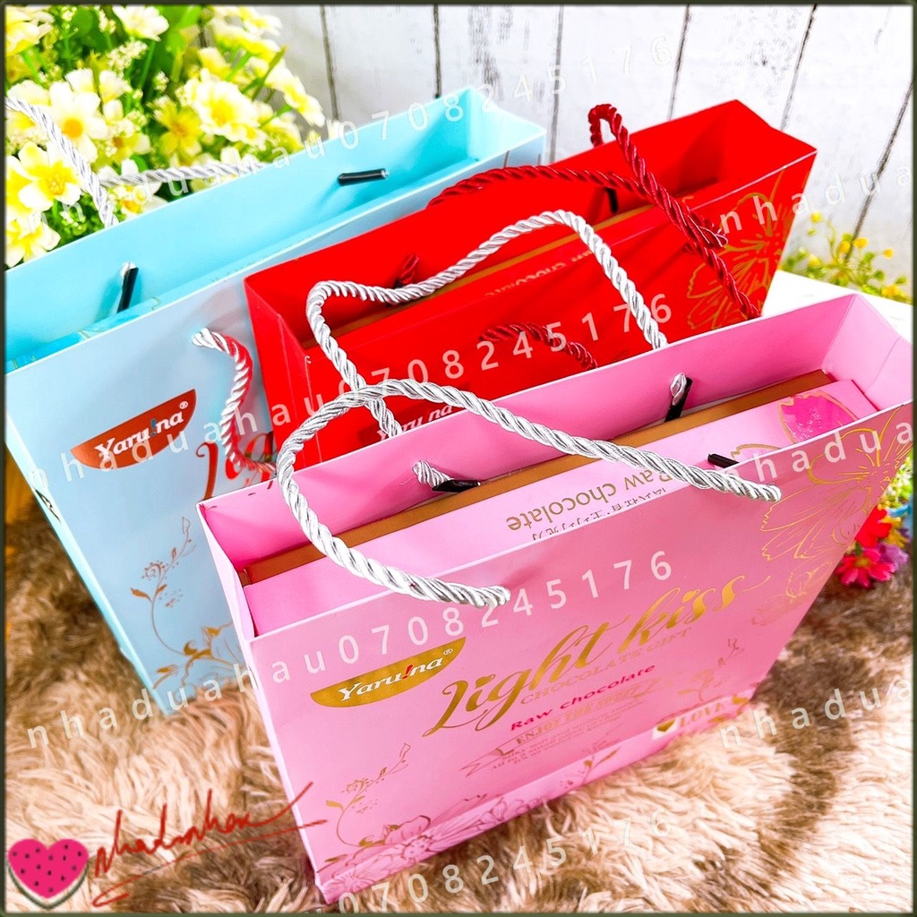 Hot Valentine - Một hộp sô cô la tình nhân Light Kiss nguyên chất Yaruna Hongkong hộp 220gam 3 màu kèm túi xách