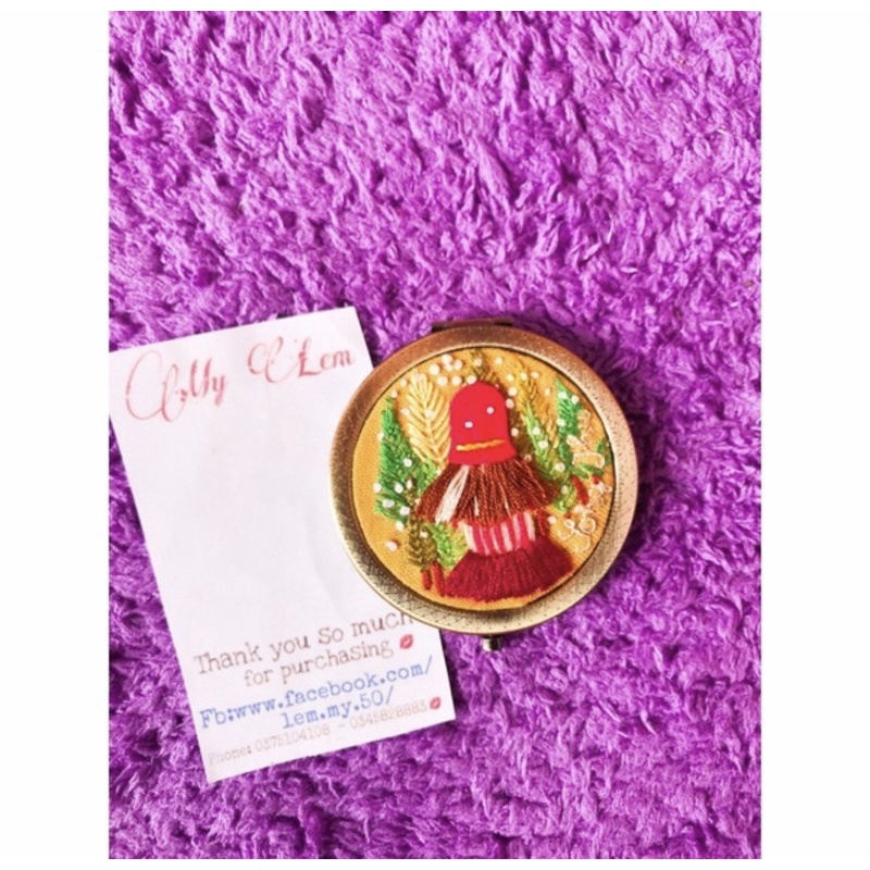 Gương thêu tay có viền trên mặt gương