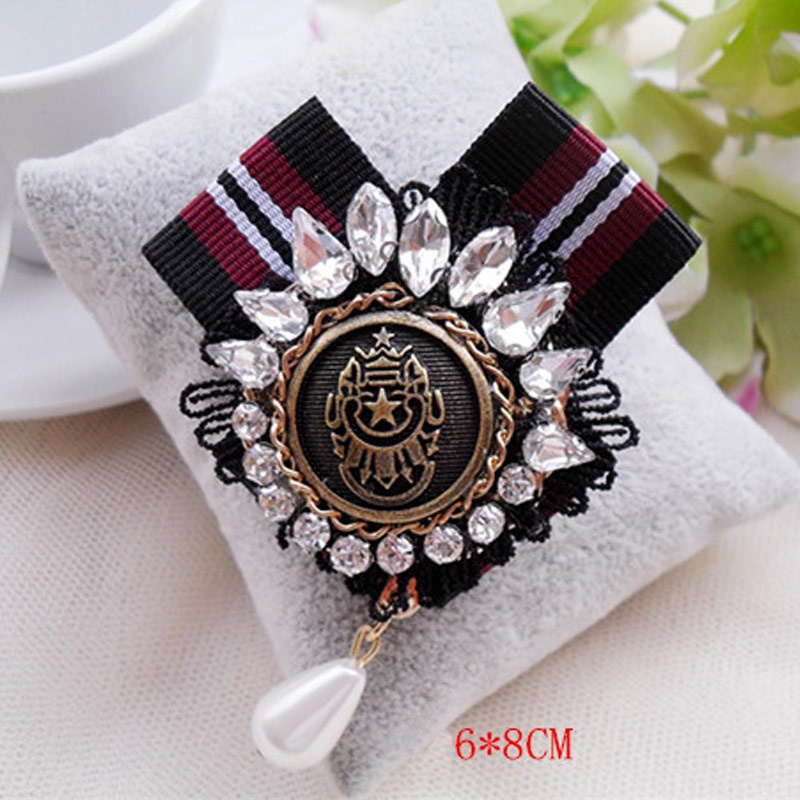 Trâm cài áo hình hoa trà đính ngọc trai sang trọng