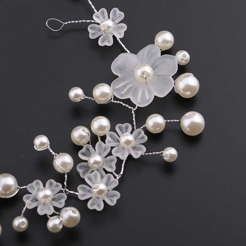 Cài tóc đính hạt ngọc trai cho cô dâu