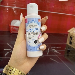 Nước giặt cọ và mút trang điểm Daiso