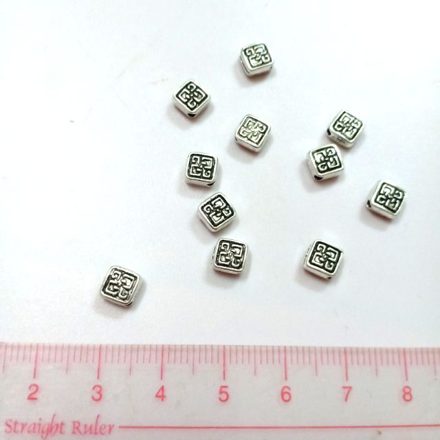 10 mặt xỏ ngang hoa văn hình vuông - Lỗ xỏ qua dây 1mm