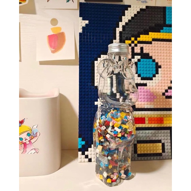 Hộp Bearbrick kèm mũ đựng mảnh ghép thừa để trang trí
