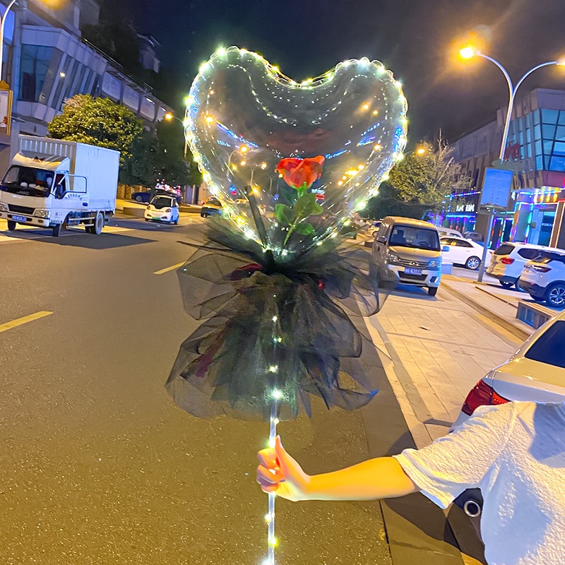 Bó hoa hồng hình trái tim phát sáng dùng trang trí tiệc cưới