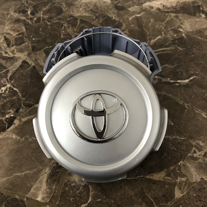 Logo chụp mâm, ốp lazang bánh sau xe ô tô Toyota Land Cruiser 1998-2002, mã hàng: TY-031