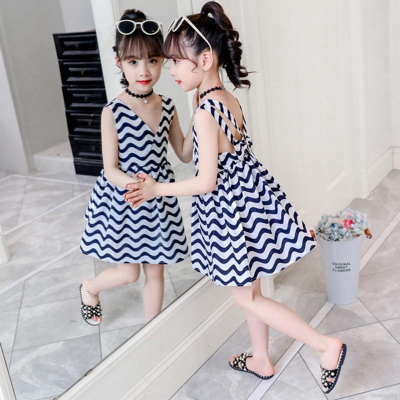 Đầm sát nách hở lưng họa tiết lượn sóng cho bé gái