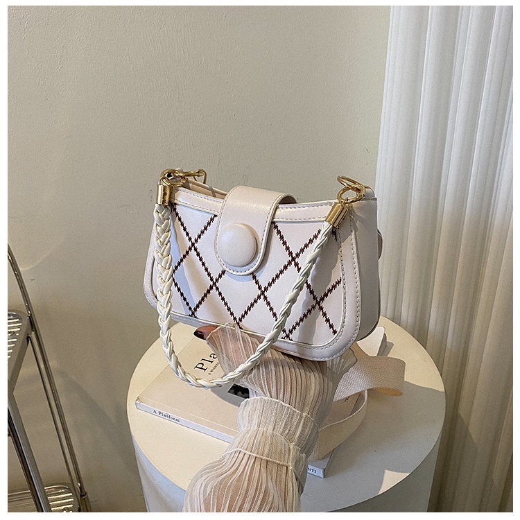 Túi xách nữ đeo chéo họa tiết sọc sang trọng có dây đan trang trí bên trong có khóa kéo, có hai màu đen và trắng