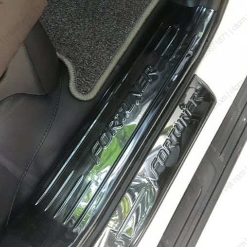 Nẹp cửa xe, ốp bậc cửa xe Fortuner 2017 2018 2019 2020 2021 2022 mẫu Titan