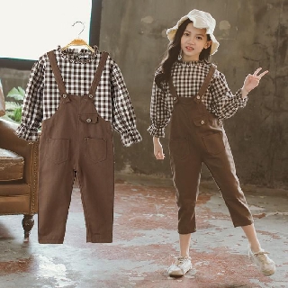 Set yếm kaki kết hợp áo sơ mi caro cá tính