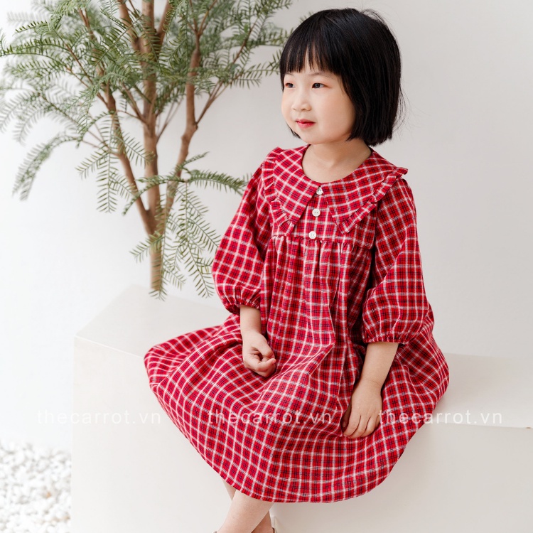 Váy tay lỡ CARROT cho bé gái, form baby doll cổ bèo, hoạ tiết kẻ đỏ nổi bật, chất Thô linen an toàn với da bé