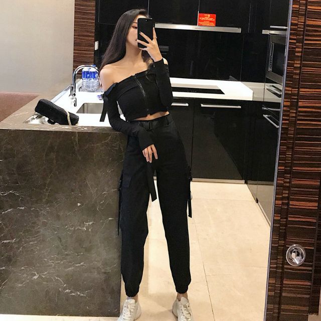 Set đồ đen hot trend Ulzzang - Áo croptop dài tay trễ vai - Quần jogger kaki kèm đai belt cá tính